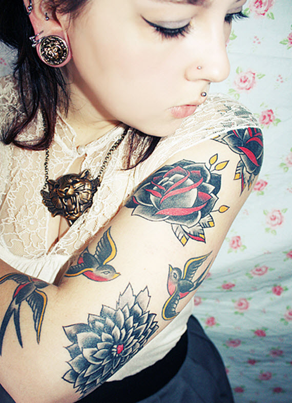 tatouage bras femme fleurs oiseaux