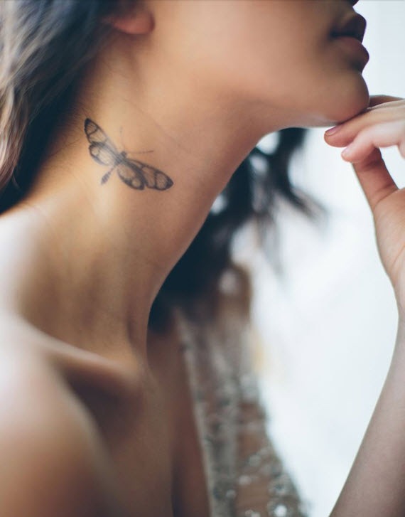 tatouage papillon cou