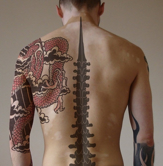 tatouage dos homme squelette