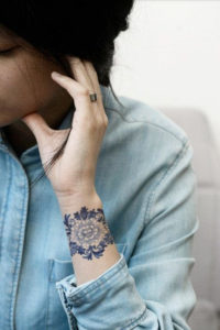 tatouage fleurs poignet
