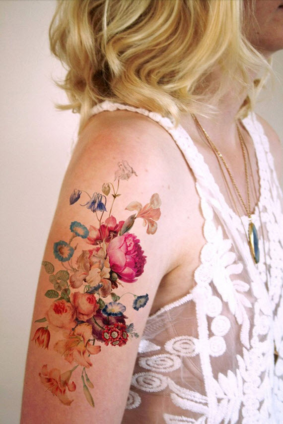 tatouage épaule femme fleurs