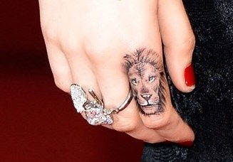 tatouage lion Cara Delevingne
