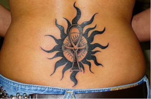 tatouage bas du dos soleil