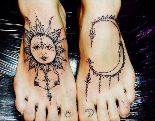 tatouage pied soleil