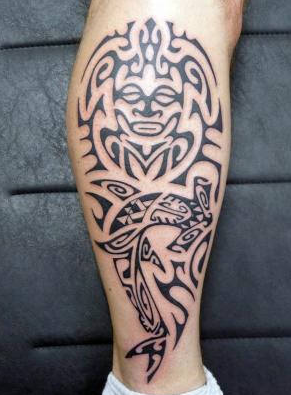 tatouage polynésien jambe