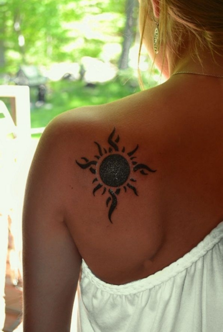 tatouage soleil haut du dos 2