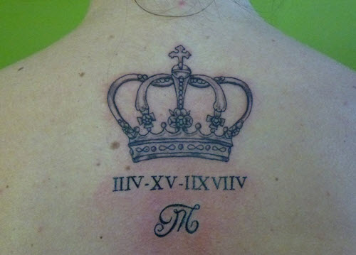 tatouage haut du dos couronne