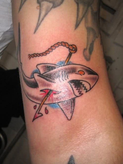 tatouage requin avant bras