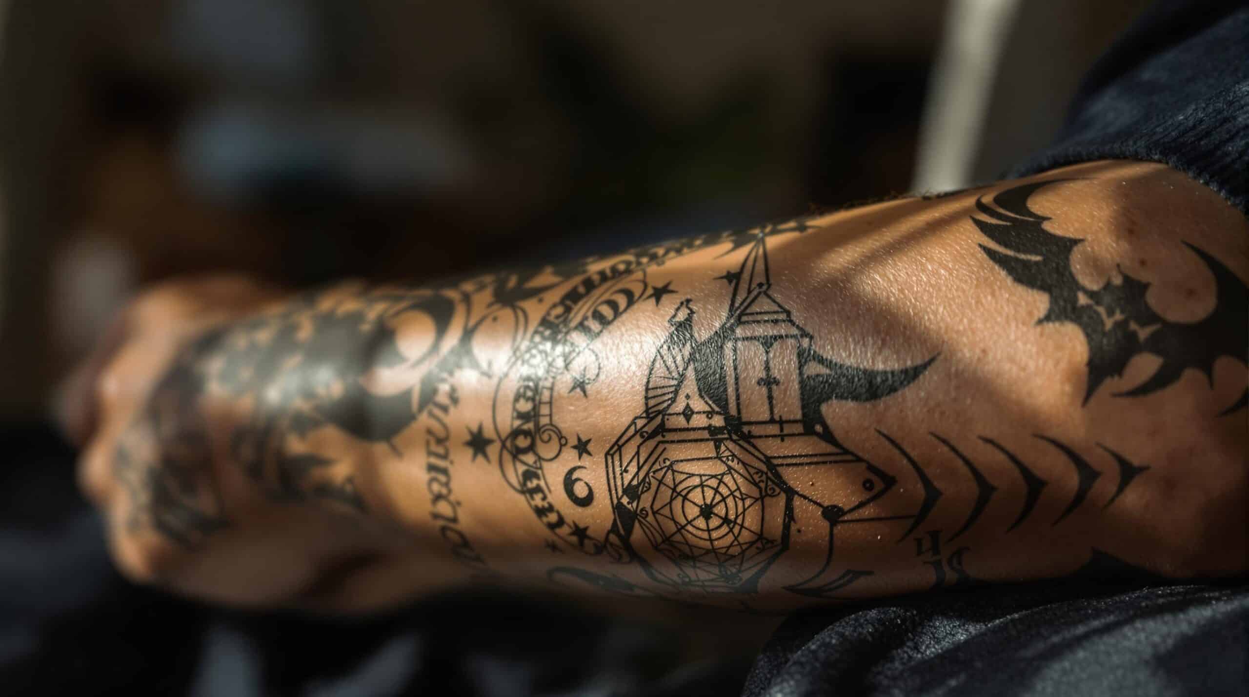 d&eacute;couvrez les tatouages embl&eacute;matiques de shemar moore, alliant sensualit&eacute; et esth&eacute;tique. plongez dans l'univers de cet acteur charismatique et laissez-vous s&eacute;duire par son style unique et ses messages r&eacute;v&eacute;lateurs.