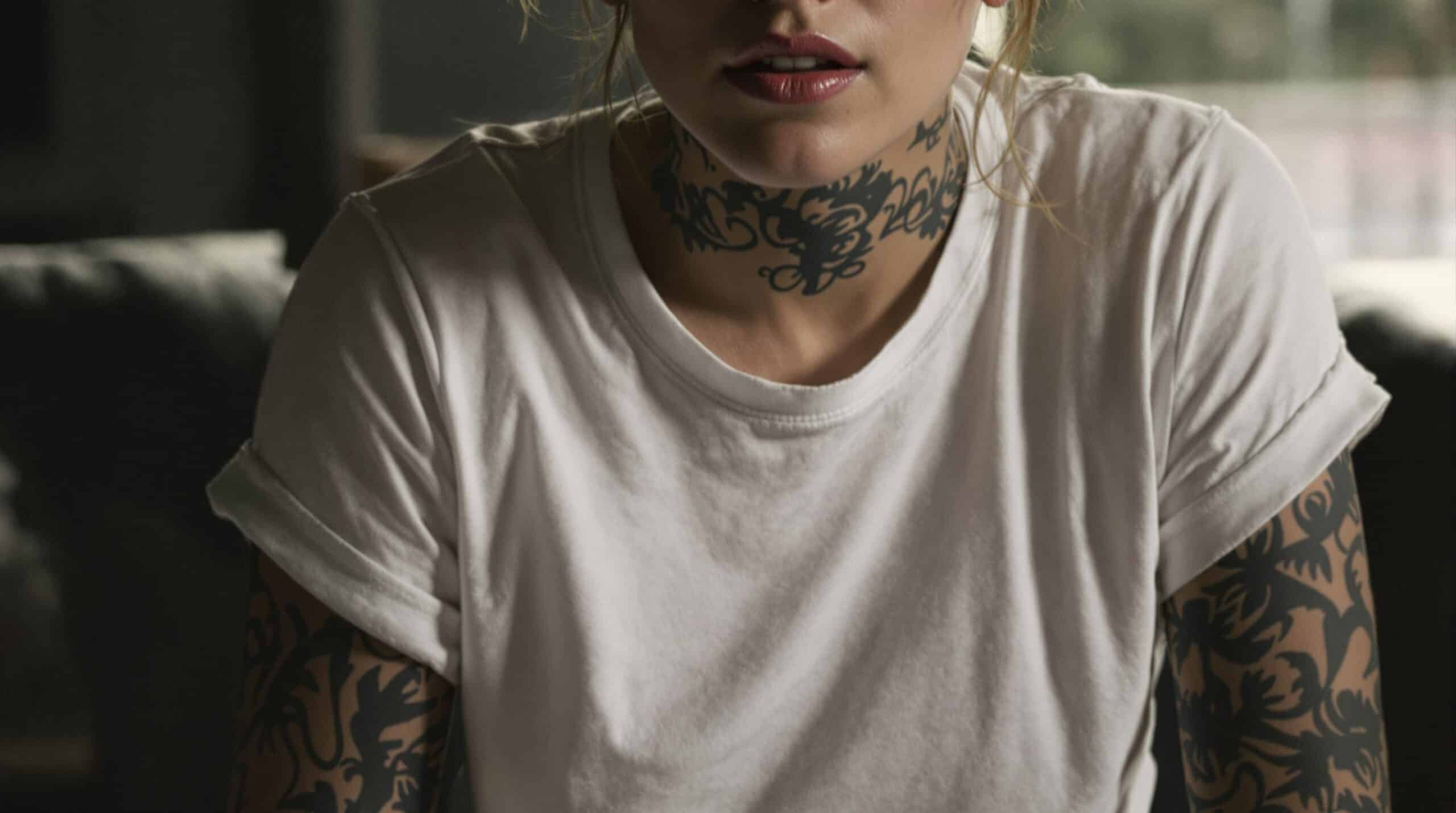 d&eacute;couvrez les tatouages les plus embl&eacute;matiques de scarlett johansson, leurs significations et l'histoire derri&egrave;re ces &oelig;uvres d'art qui ornent son corps. plongez dans l'univers fascinant de cette actrice talentueuse et explorez son style unique &agrave; travers ses choix de tatouages.