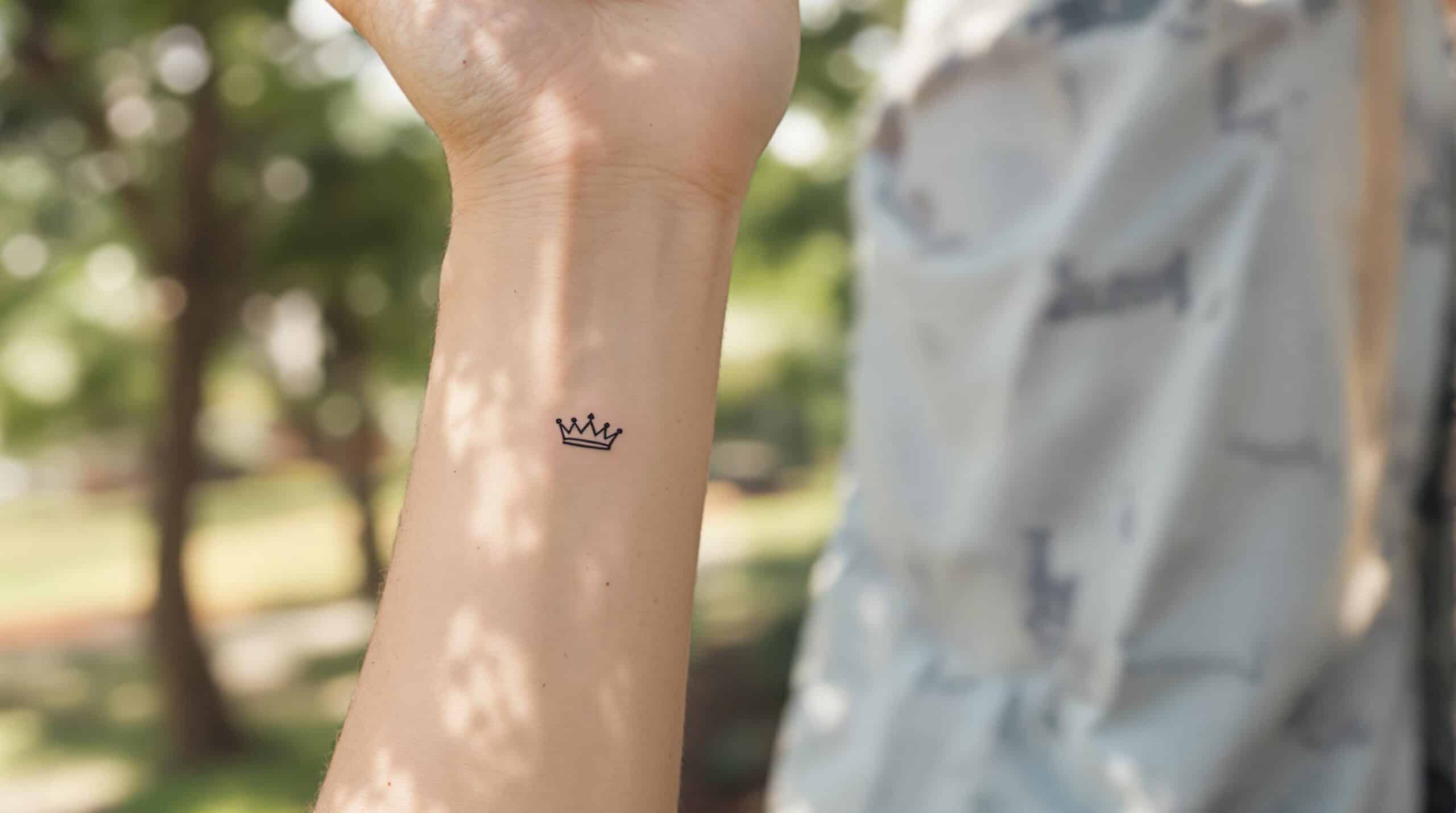 d&eacute;couvrez le tatouage couronne, symbole royal et puissant, parfait pour les femmes audacieuses cherchant &agrave; exprimer leur force et leur individualit&eacute;. plongez dans l'univers des significations et des inspirations derri&egrave;re ce motif unique.