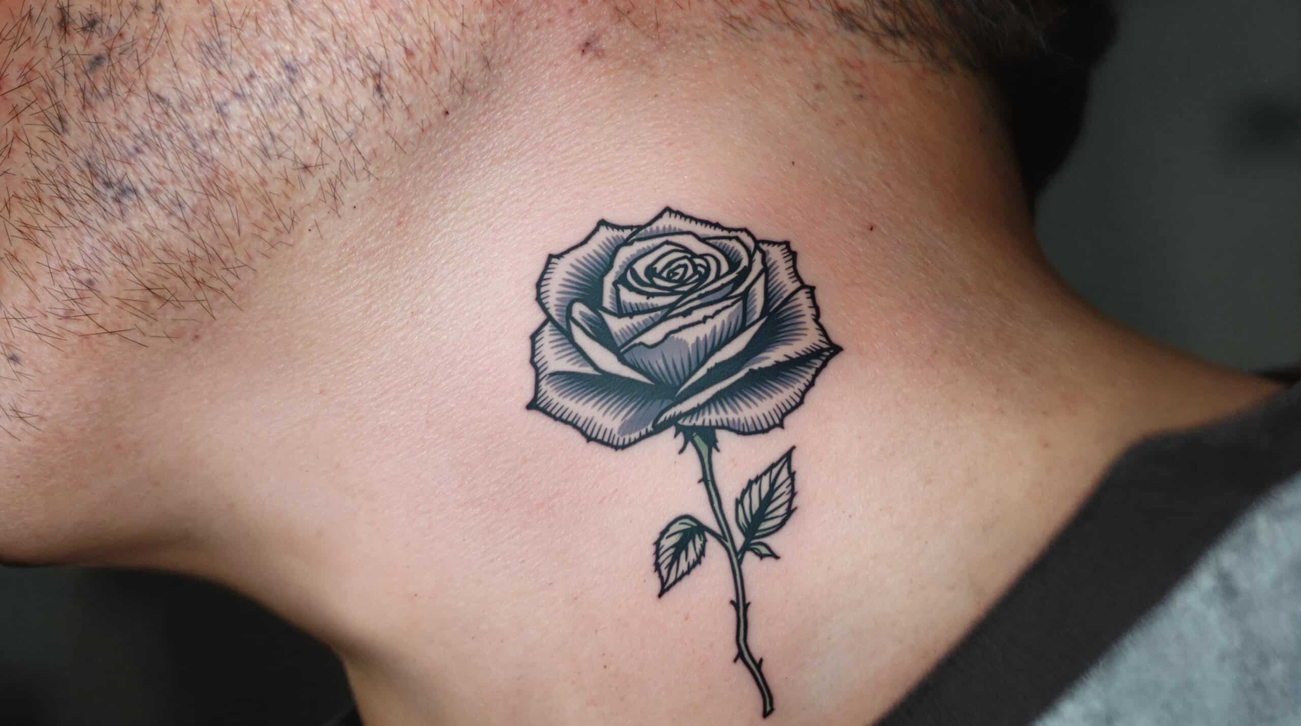 d&eacute;couvrez les enjeux esth&eacute;tiques et les sensations de douleur li&eacute;s au tatouage sur le cou et le ventre. comparez les deux zones et trouvez des conseils pour un choix &eacute;clair&eacute; entre style et confort.