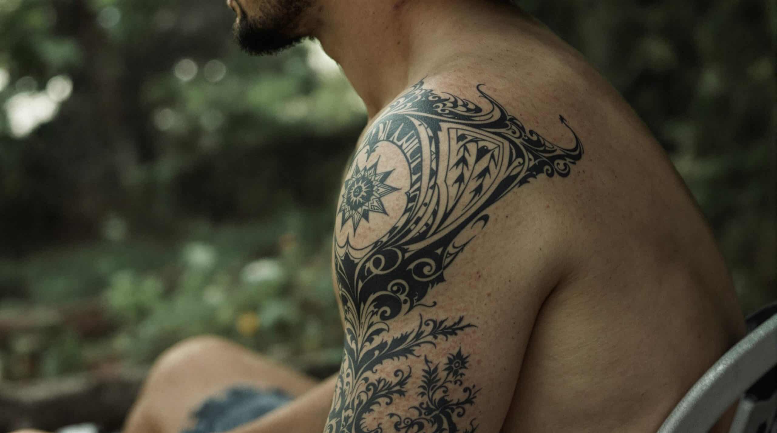 d&eacute;couvrez tout sur le tatouage sur les c&ocirc;tes : des id&eacute;es originales, des conseils sur la gestion de la douleur et des astuces pour une cicatrisation optimale. pr&eacute;parez-vous &agrave; faire le meilleur choix pour votre prochain tatouage!