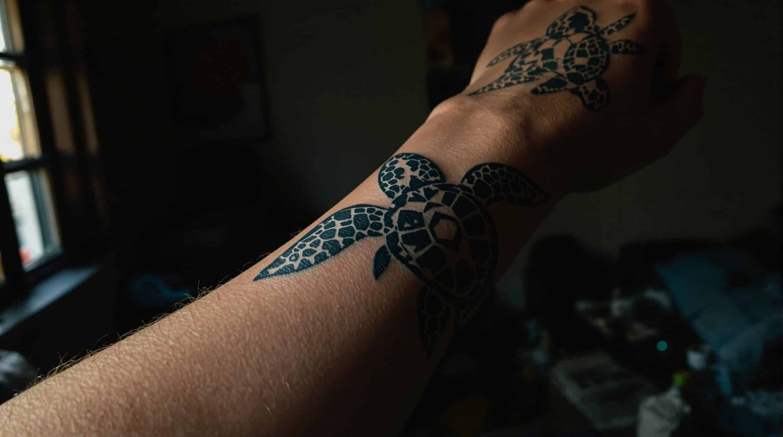 d&eacute;couvrez l'univers du tatouage tortue, symbole puissant de sagesse, long&eacute;vit&eacute; et spiritualit&eacute;. explorez les significations profondes et les designs uniques qui font de ce tatouage un choix inspirant pour ceux qui recherchent une connexion avec leur moi int&eacute;rieur.