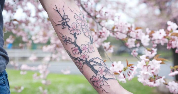 Un air de printemps japonais avec un tatouage de *fleurs de cerisier*…