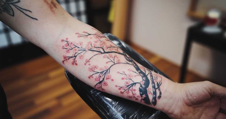 Un air de printemps japonais avec un tatouage de *fleurs de cerisier*…