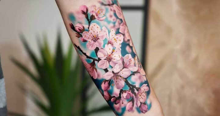 Un air de printemps japonais avec un tatouage de *fleurs de cerisier*…