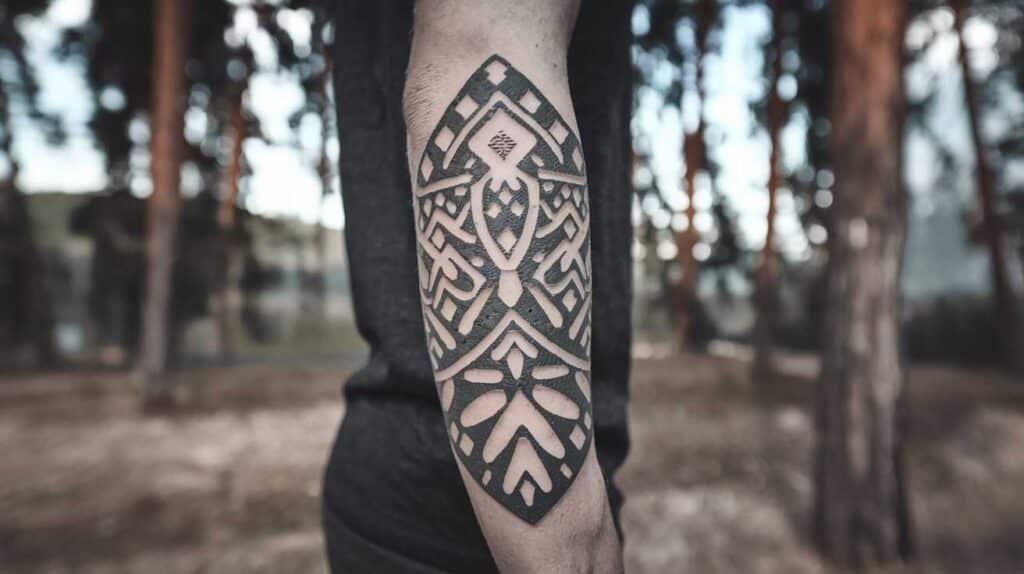 Tatouage encre blanche : beaut&eacute; invisible ou effet de mode ?