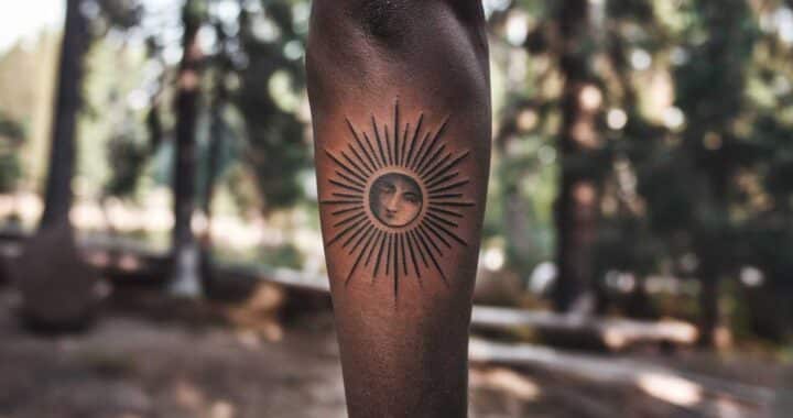 Tatouage soleil : chaleur, énergie et renouveau