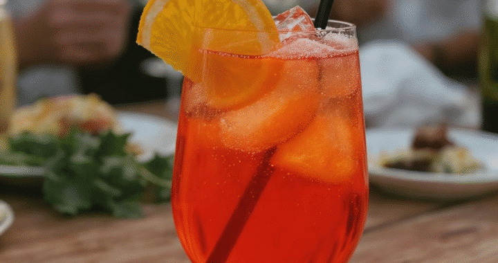 Apawrol spritz : peu sucré, ce cocktail s’impose dans les tendances 2025