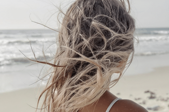 d&eacute;couvrez notre guide complet sur l'application du spray de mer au sel, un incontournable pour ajouter volume et texture &agrave; vos coiffures. apprenez les techniques id&eacute;ales pour un look naturel et wavy sans effort, parfait pour un style de plage toute l'ann&eacute;e.
