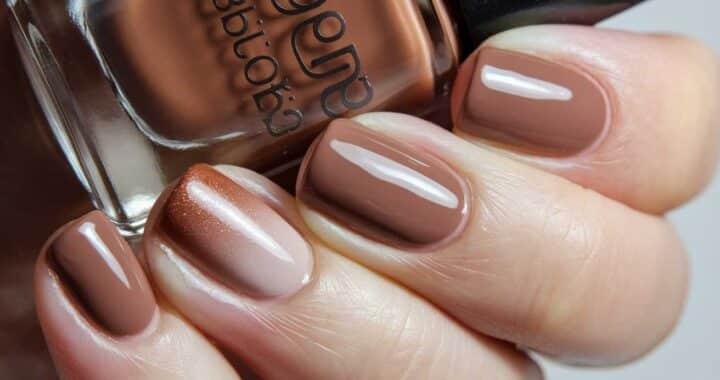Manucure marron 2025 : 5 couleurs tendance pour réinventer le marron au-delà du chocolat