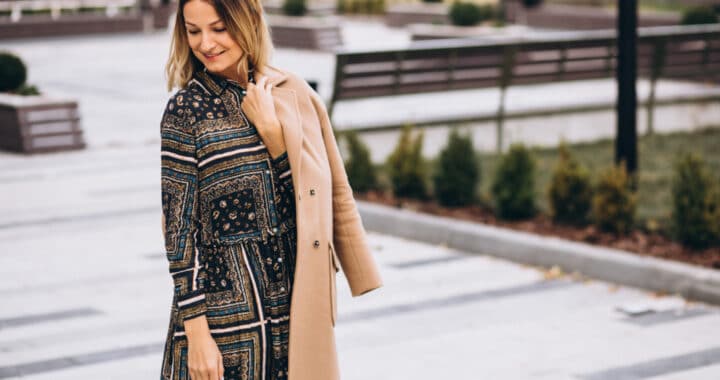 Superposer pour mieux porter sa robe en hiver : pulls, manteaux et &eacute;charpes