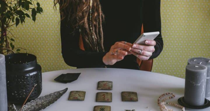 Médium par téléphone : retrouvez la clarté sans vous déplacer