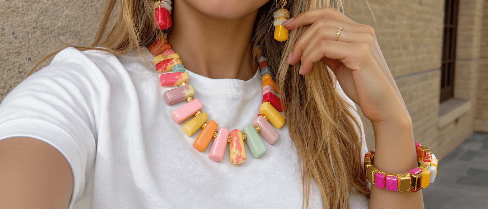 d&eacute;couvrez notre s&eacute;lection de bijoux fantaisie maxi aux couleurs printani&egrave;res, id&eacute;als pour sublimer votre t-shirt et apporter une touche de fra&icirc;cheur &agrave; votre look.
