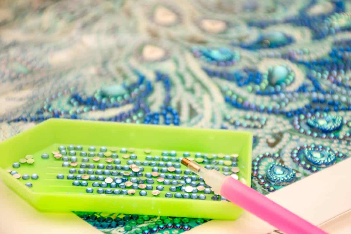 loisirs creatifs quand la broderie diamant et la peinture par numero remplacent la sophrologie