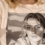 l&eacute;a seydoux rend hommage &agrave; ad&egrave;le exarchopoulos en portant un t-shirt &agrave; l'effigie de son portrait, affichant leur complicit&eacute; et soutien mutuel dans le monde du cin&eacute;ma.