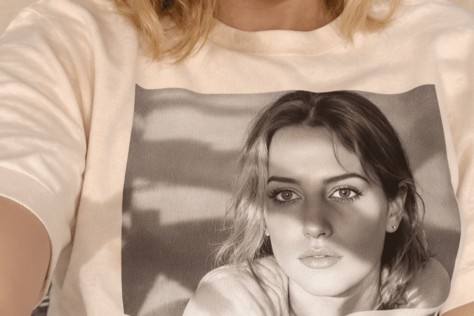 l&eacute;a seydoux rend hommage &agrave; ad&egrave;le exarchopoulos en portant un t-shirt &agrave; l'effigie de son portrait, affichant leur complicit&eacute; et soutien mutuel dans le monde du cin&eacute;ma.