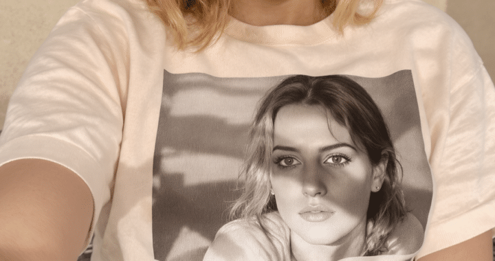 l&eacute;a seydoux rend hommage &agrave; ad&egrave;le exarchopoulos en portant un t-shirt &agrave; l'effigie de son portrait, affichant leur complicit&eacute; et soutien mutuel dans le monde du cin&eacute;ma.