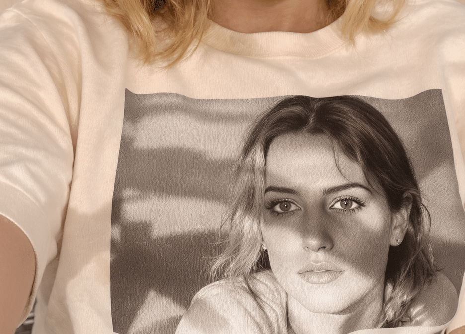 l&eacute;a seydoux rend hommage &agrave; ad&egrave;le exarchopoulos en portant un t-shirt &agrave; l'effigie de son portrait, affichant leur complicit&eacute; et soutien mutuel dans le monde du cin&eacute;ma.