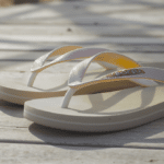 d&eacute;couvrez le retour en force des tongs des ann&eacute;es 90 : de chaussures oubli&eacute;es &agrave; incontournables de l'&eacute;t&eacute;, elles sont &agrave; nouveau tendance pour un look r&eacute;tro et d&eacute;contract&eacute;.
