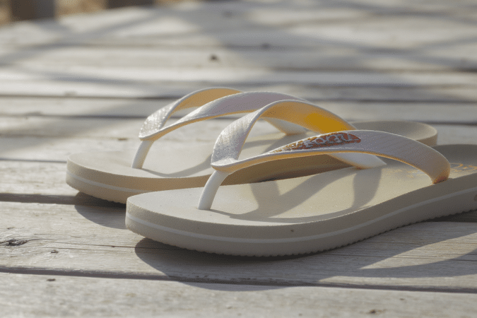 d&eacute;couvrez le retour en force des tongs des ann&eacute;es 90 : de chaussures oubli&eacute;es &agrave; incontournables de l'&eacute;t&eacute;, elles sont &agrave; nouveau tendance pour un look r&eacute;tro et d&eacute;contract&eacute;.