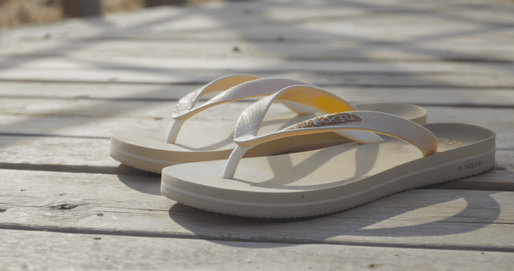 d&eacute;couvrez le retour en force des tongs des ann&eacute;es 90 : de chaussures oubli&eacute;es &agrave; incontournables de l'&eacute;t&eacute;, elles sont &agrave; nouveau tendance pour un look r&eacute;tro et d&eacute;contract&eacute;.