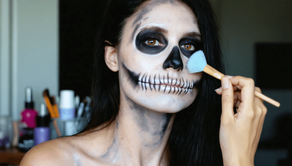 d&eacute;couvrez les techniques et produits indispensables pour cr&eacute;er un maquillage d'halloween impressionnant avec des effets sp&eacute;ciaux r&eacute;alistes et effrayants.