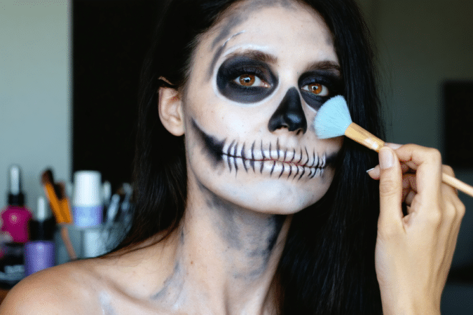 d&eacute;couvrez les techniques et produits indispensables pour cr&eacute;er un maquillage d'halloween impressionnant avec des effets sp&eacute;ciaux r&eacute;alistes et effrayants.