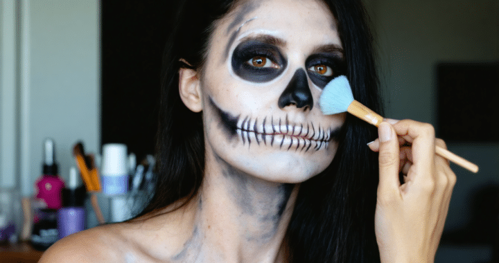 d&eacute;couvrez les techniques et produits indispensables pour cr&eacute;er un maquillage d'halloween impressionnant avec des effets sp&eacute;ciaux r&eacute;alistes et effrayants.