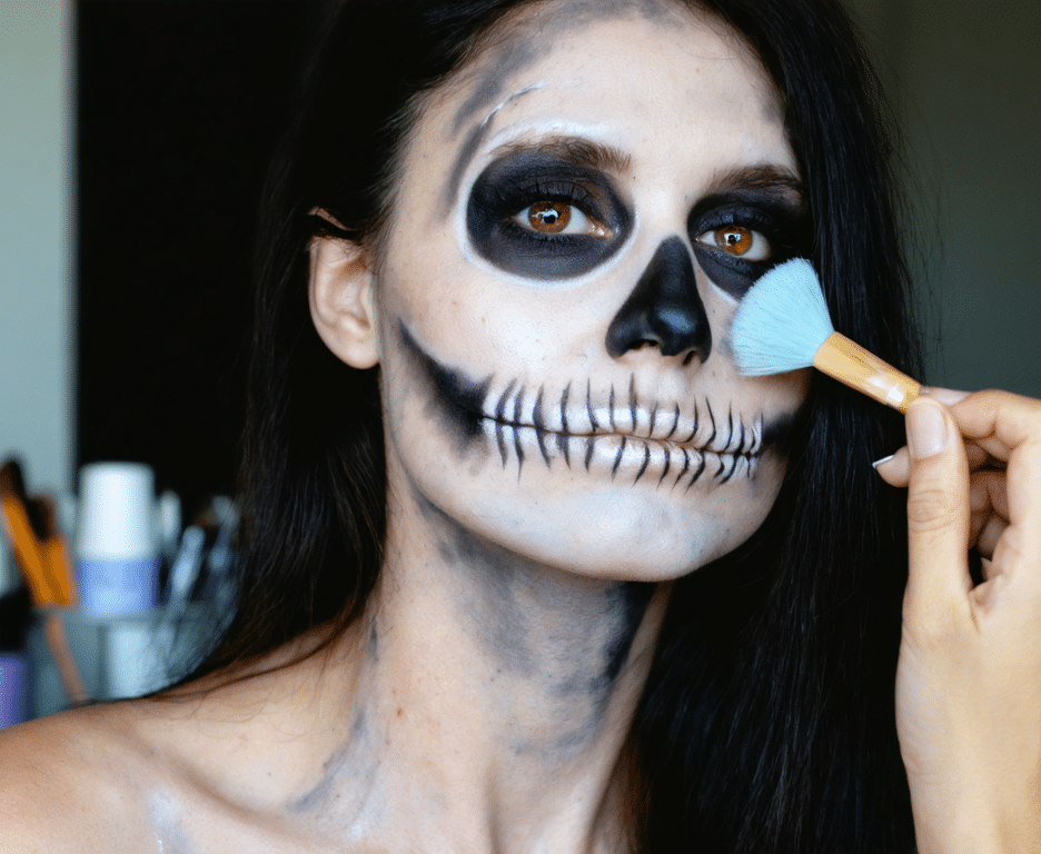d&eacute;couvrez les techniques et produits indispensables pour cr&eacute;er un maquillage d'halloween impressionnant avec des effets sp&eacute;ciaux r&eacute;alistes et effrayants.