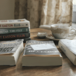 d&eacute;couvrez les 6 romans incontournables de bret easton ellis, l'auteur culte d'&laquo; american psycho &raquo;, &agrave; lire absolument pour plonger dans son univers unique et provocateur.