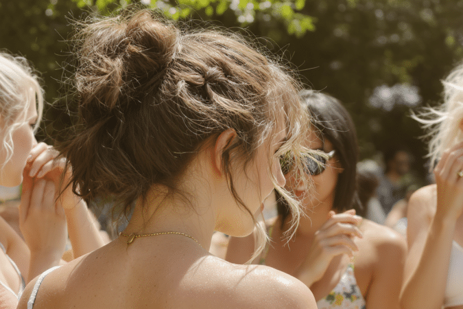 d&eacute;couvrez les coiffures tendances qui font sensation sur les r&eacute;seaux sociaux pendant la canicule, alliant style et fra&icirc;cheur pour affronter la chaleur avec &eacute;l&eacute;gance.