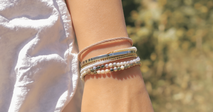 d&eacute;couvrez le grand retour des bracelets de bras, les accessoires incontournables pour sublimer vos tenues d'&eacute;t&eacute; avec style et &eacute;l&eacute;gance.