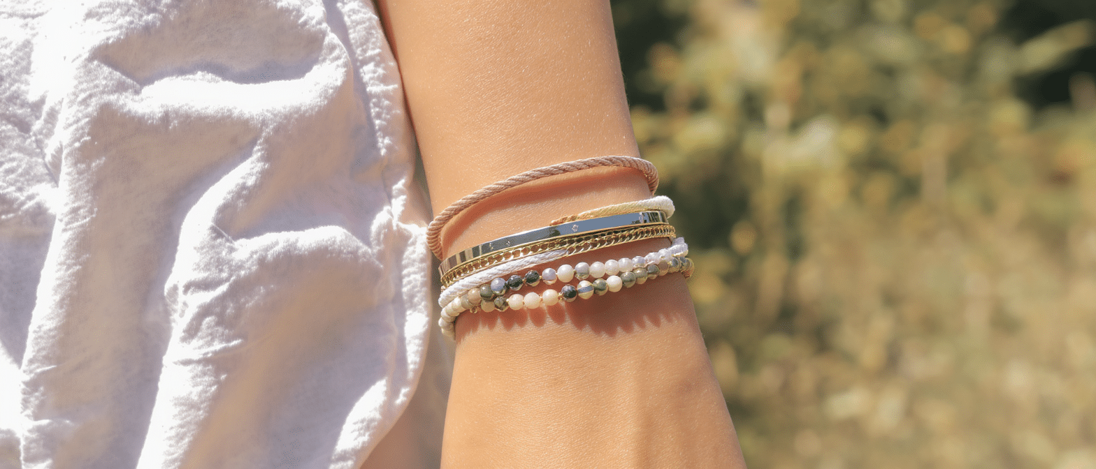 découvrez le grand retour des bracelets de bras, les accessoires incontournables pour sublimer vos tenues d'été avec style et élégance.