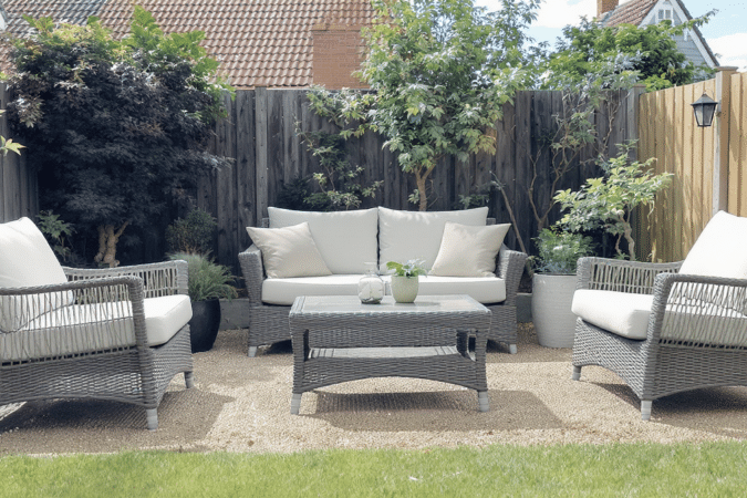 d&eacute;couvrez notre s&eacute;lection de meubles de jardin tendance et accessibles, pour allier style et petit budget. profitez d'un ext&eacute;rieur &eacute;l&eacute;gant sans vous ruiner.