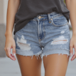 d&eacute;couvrez pourquoi sofia richie grainge r&eacute;v&egrave;le que le bermuda est la pi&egrave;ce incontournable de cette saison, alliant style et confort pour un look tendance irr&eacute;sistible.