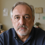 thomas lilti, r&eacute;alisateur d&rsquo;&laquo; hippocrate &raquo;, fait face &agrave; des critiques concernant l&rsquo;appropriation des travaux de plusieurs sc&eacute;naristes. d&eacute;couvrez les d&eacute;tails de cette pol&eacute;mique.