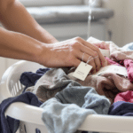 d&eacute;couvrez pourquoi il est crucial de laver les v&ecirc;tements neufs avant de les porter pour pr&eacute;server votre sant&eacute; et assurer un confort optimal.