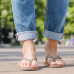 d&eacute;couvrez les meilleures fa&ccedil;ons chics de porter le duo jean et tongs pour un &eacute;t&eacute; &eacute;l&eacute;gant et d&eacute;contract&eacute;. alliez confort et style avec nos astuces mode incontournables.